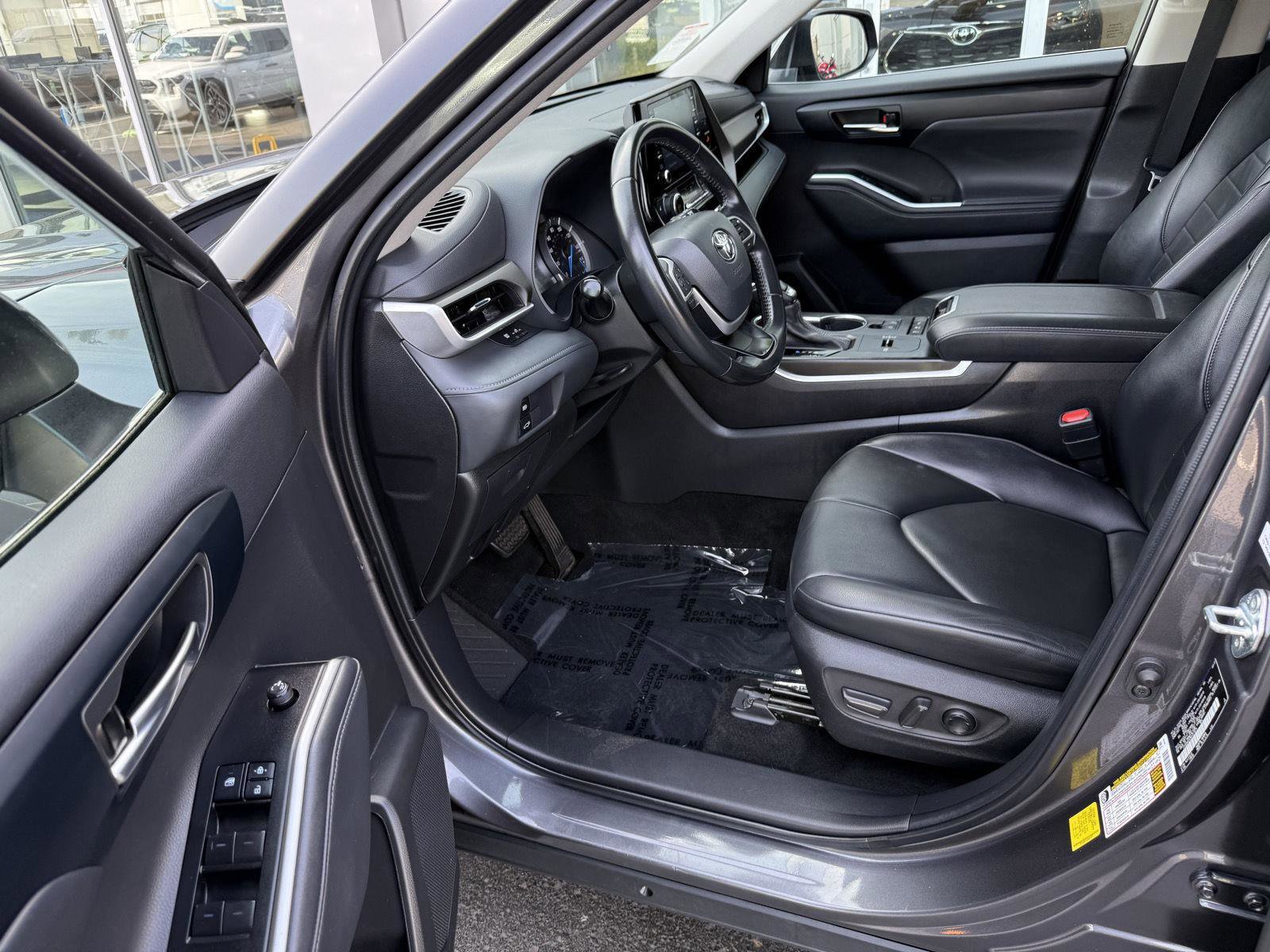 Used 2022 Toyota Highlander XLE AWD/4WD image 11