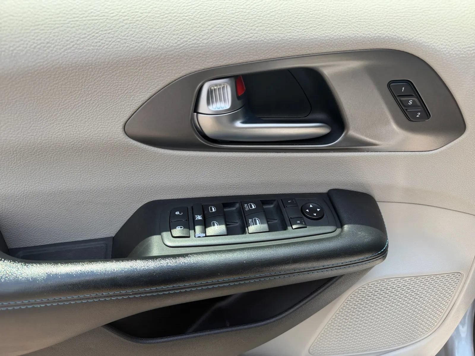 Used 2021 Chrysler Pacifica Touring-L FWD image 14