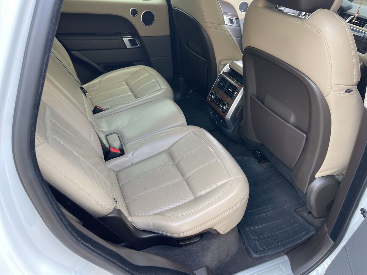 Used 2020 Land Rover Range Rover Sport HSE image 18