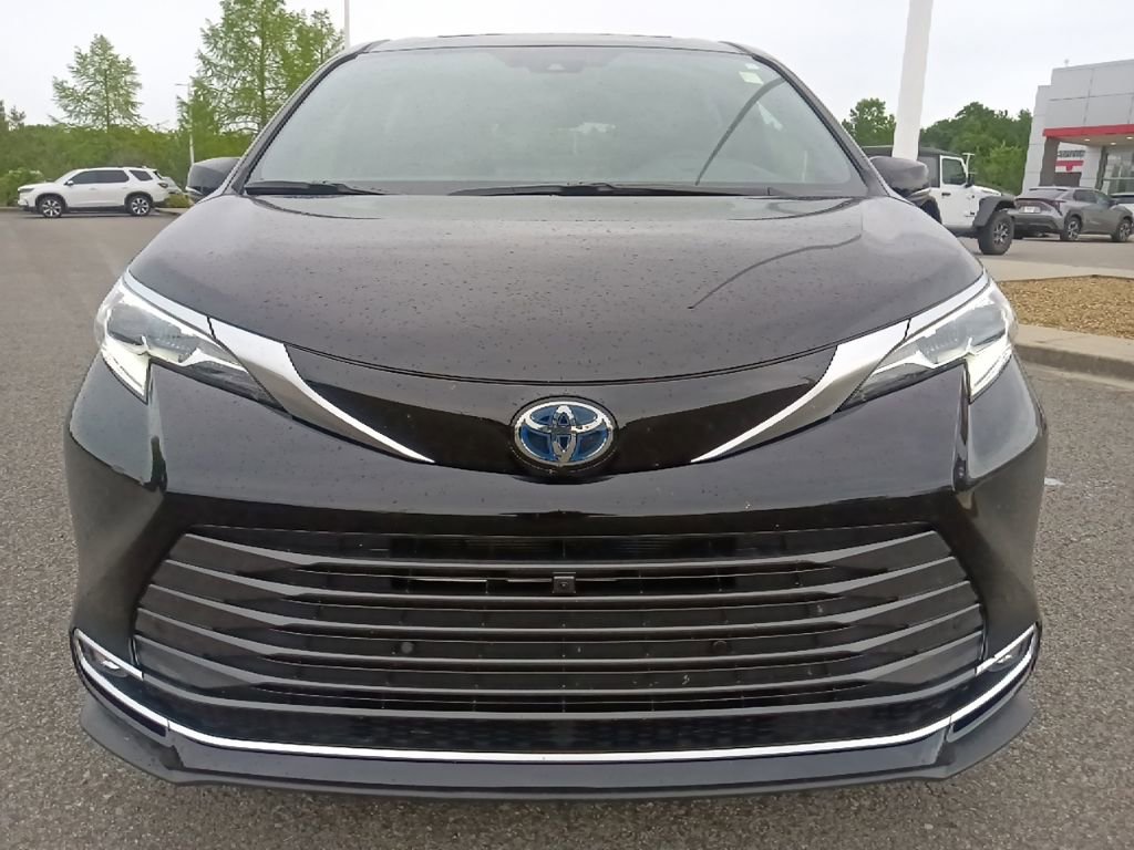 Used 2025 Toyota Sienna Platinum AWD/4WD image 8