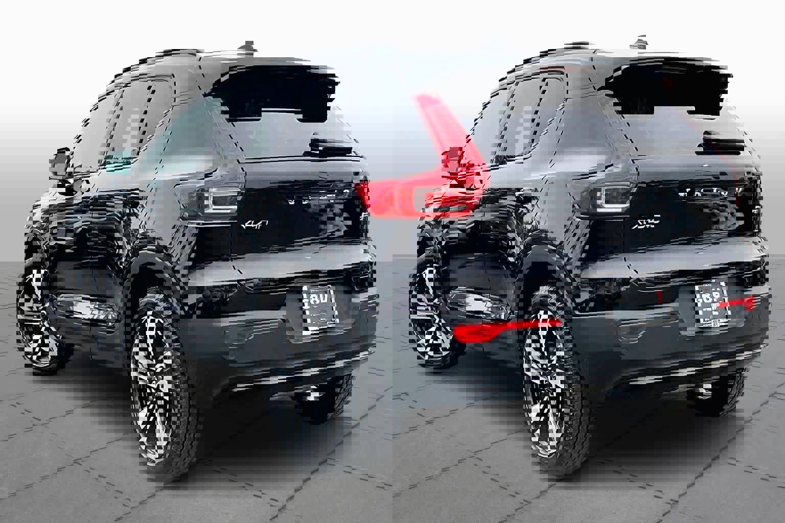 Certified 2024 Volvo XC40 B5 Plus w/ Protection Package Premier image 11