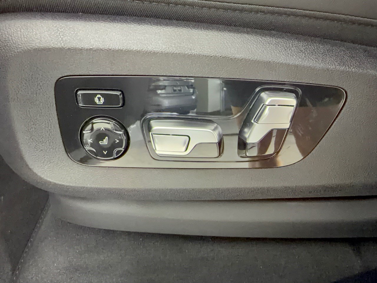 New 2027 BMW X7 xDrive40i w/ M Sport Package AWD/4WD image 16