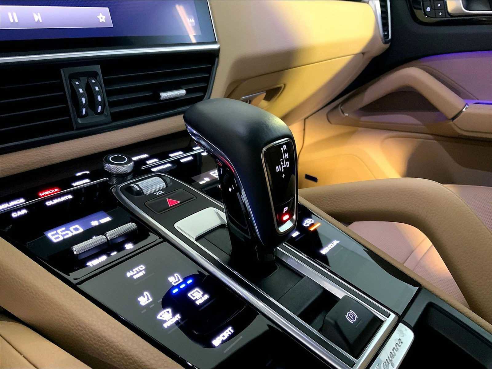 Certified 2023 Porsche Cayenne Platinum Edition AWD/4WD image 17