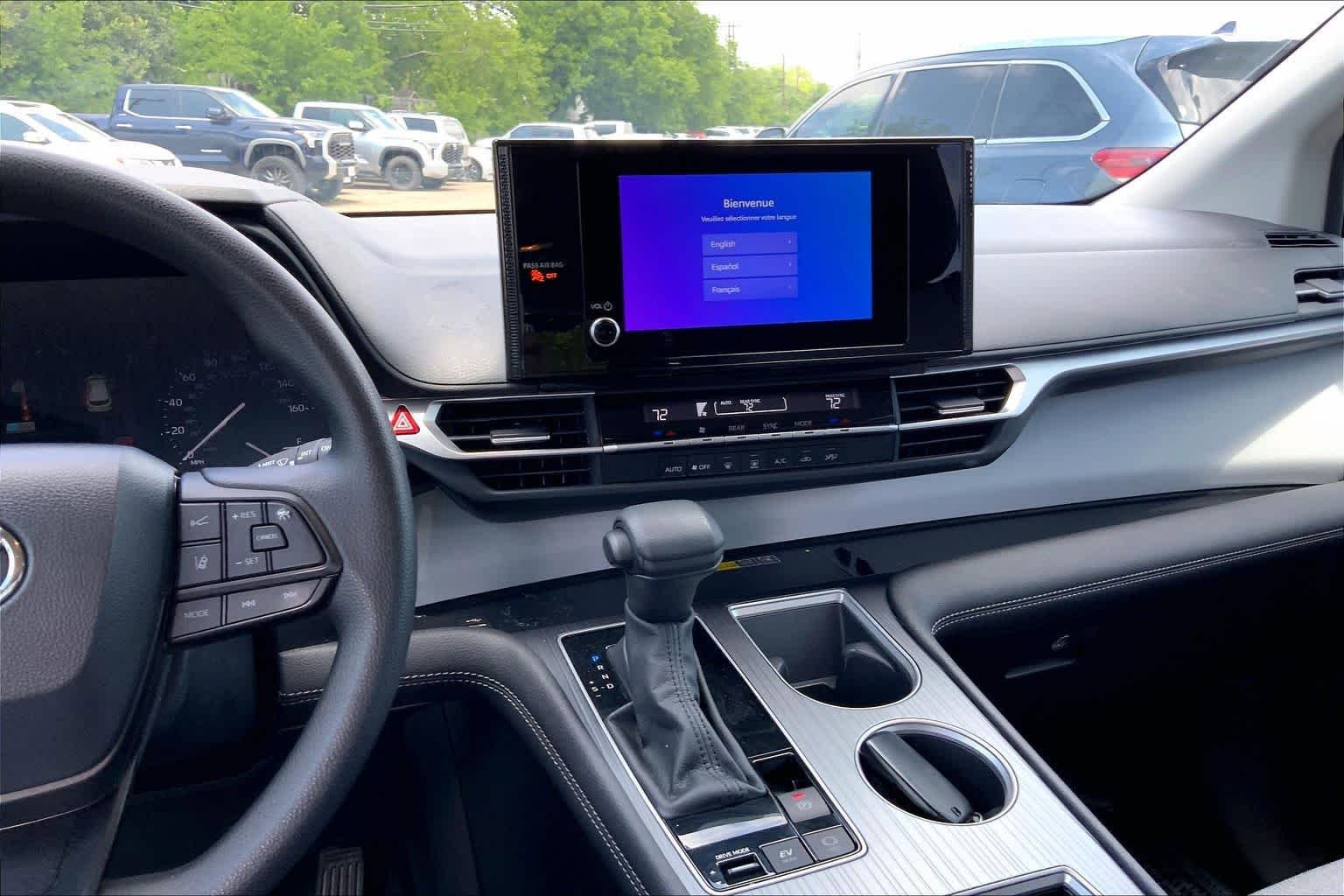 Used 2025 Toyota Sienna LE FWD image 7