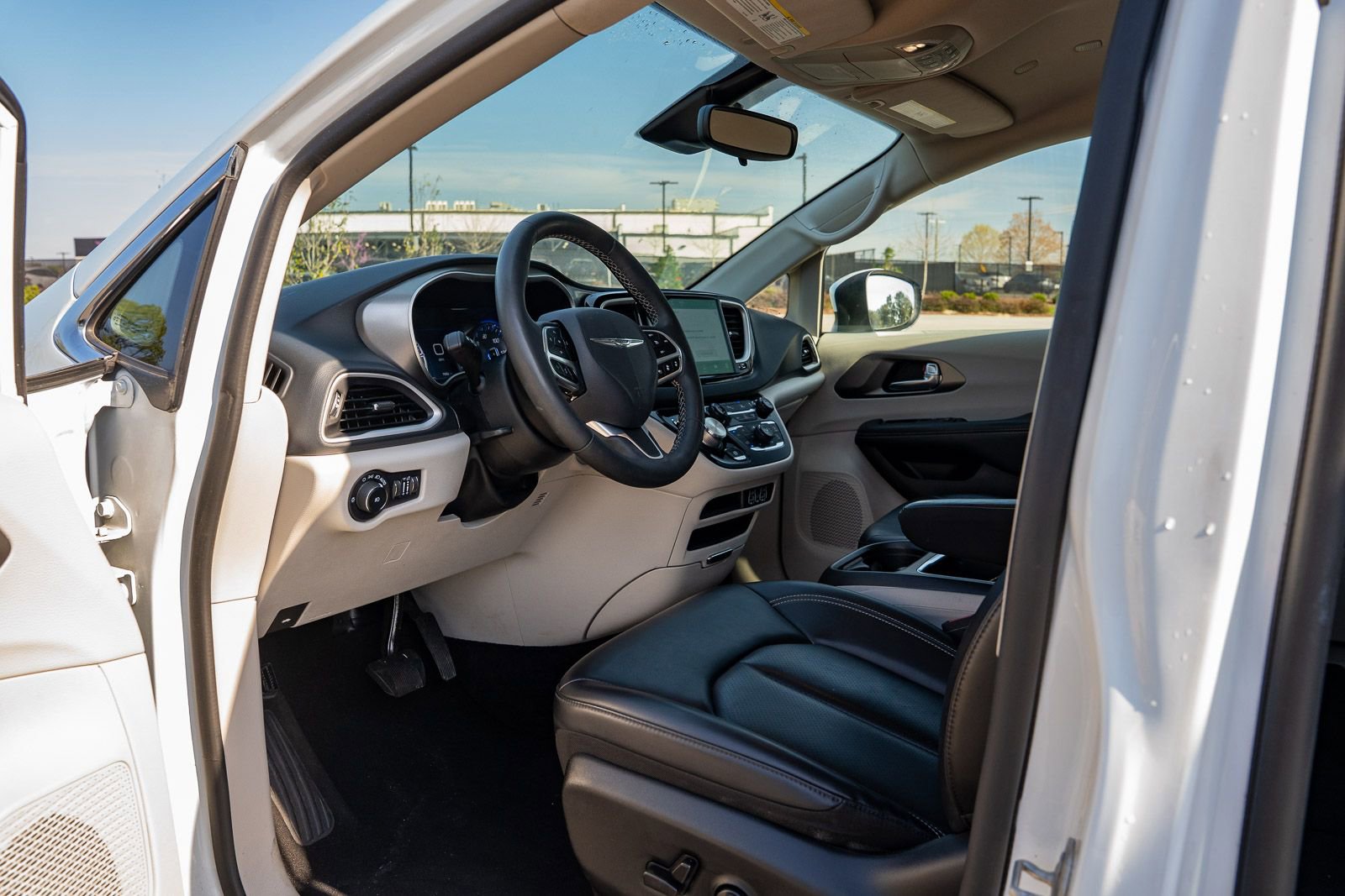 Used 2023 Chrysler Pacifica Touring-L image 18
