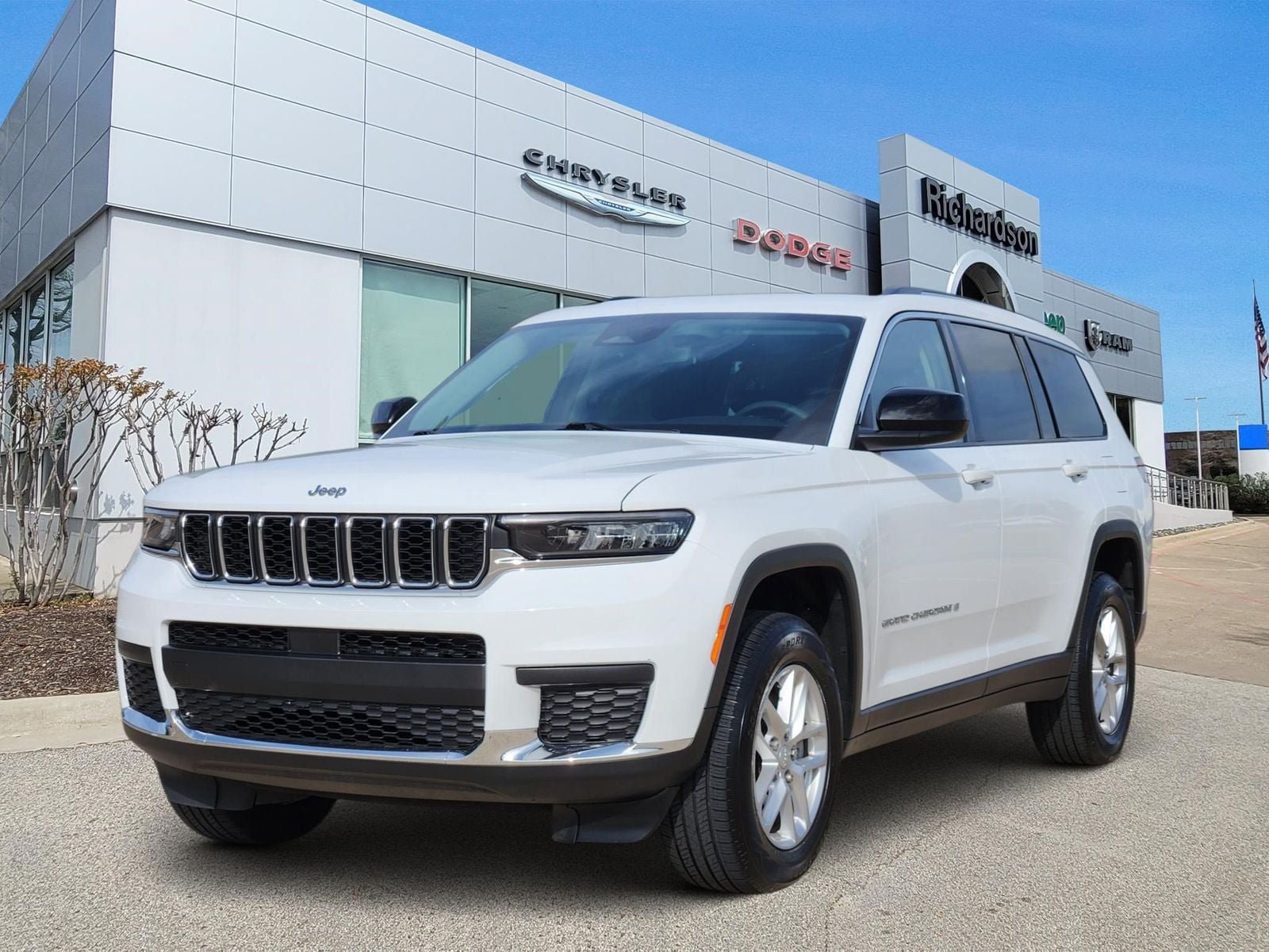 Used 2023 Jeep Grand Cherokee L Laredo w/ Luxury Tech Group I AWD/4WD image 2