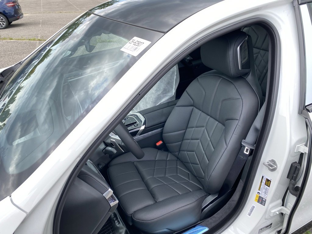 New 2026 BMW 750e xDrive w/ Premium Package image 14