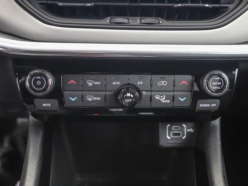 Used 2024 Jeep Compass Limited image 19