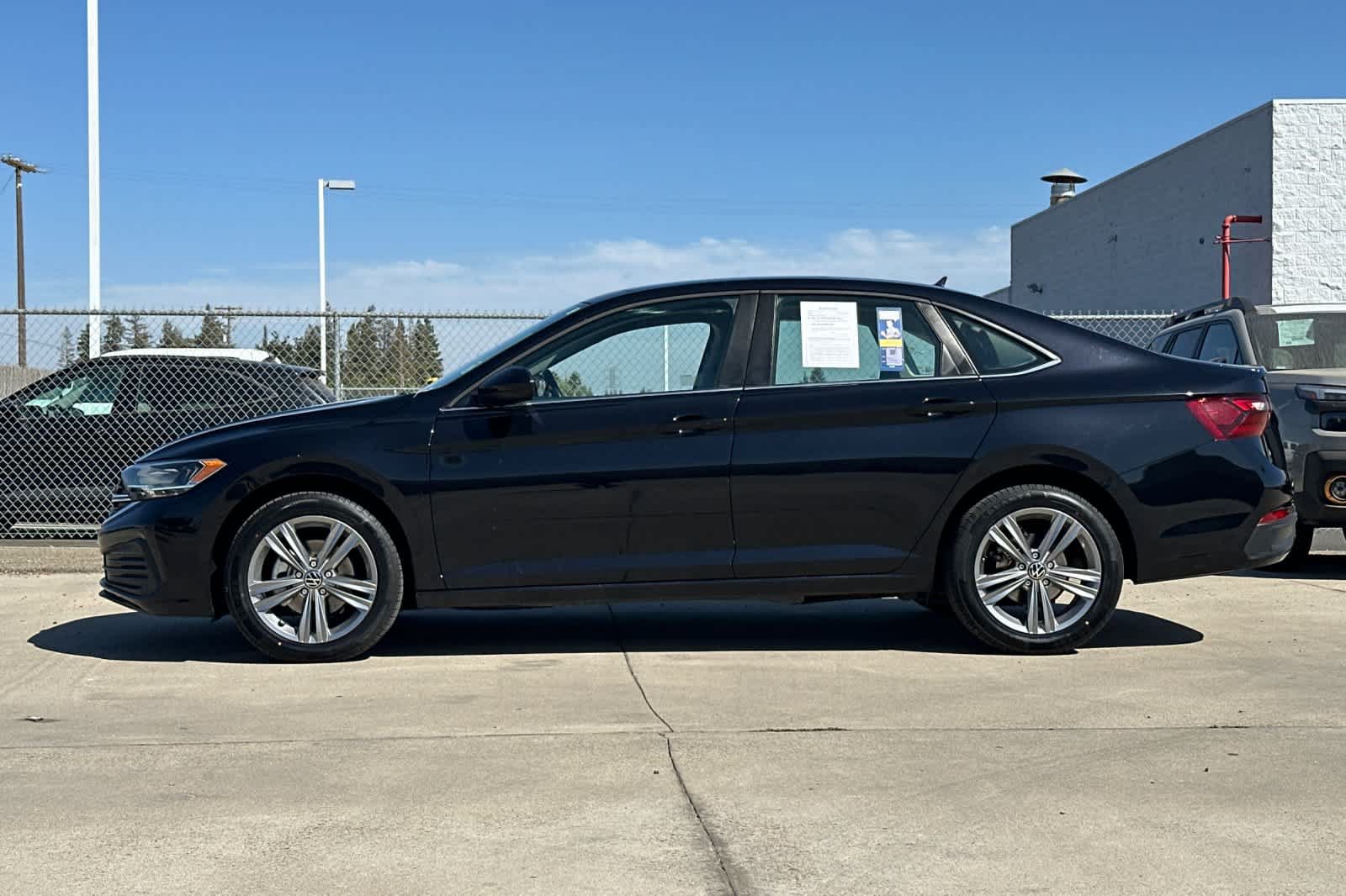 Used 2024 Volkswagen Jetta SE FWD image 6