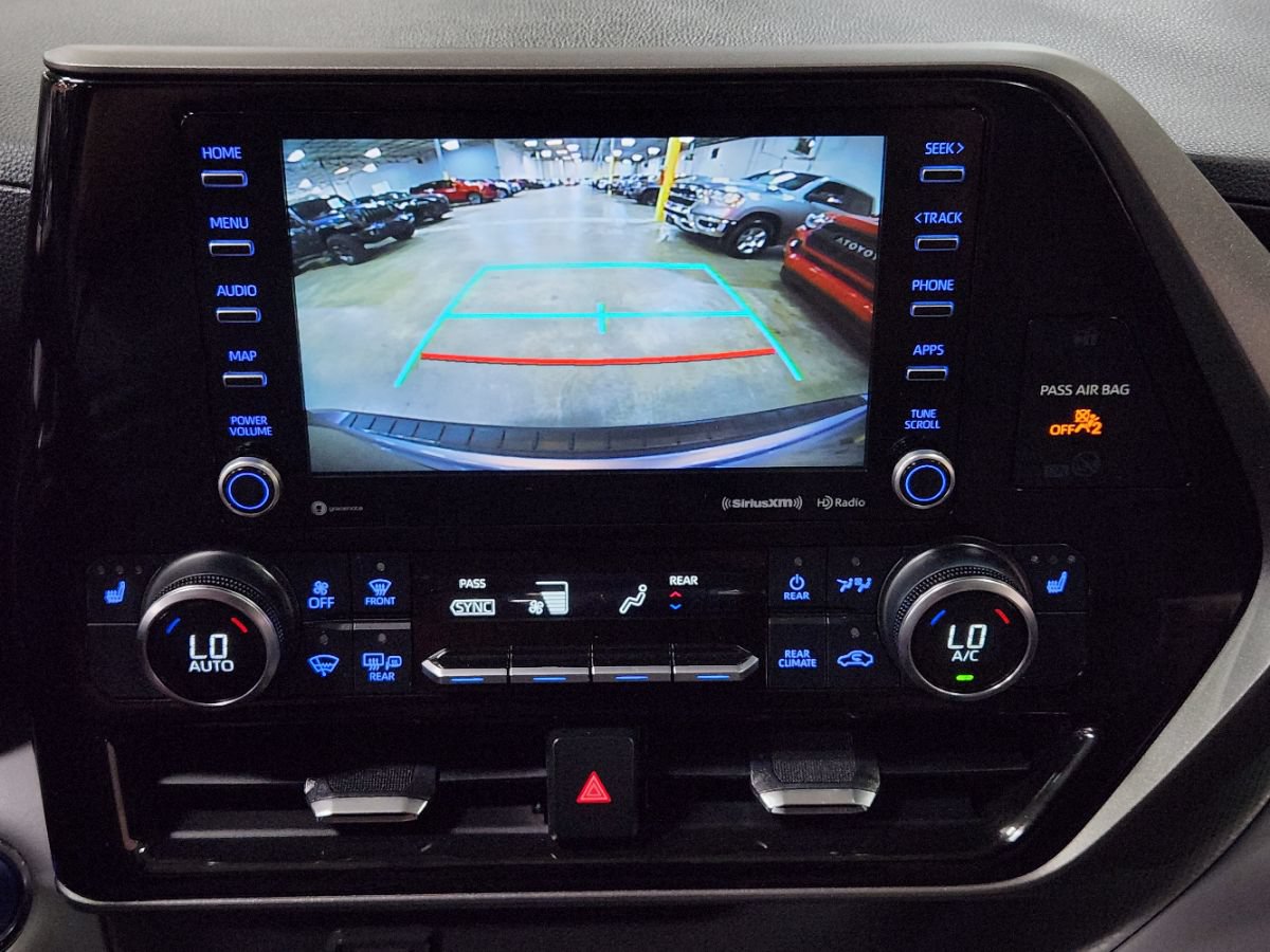 Used 2022 Toyota Highlander XLE AWD/4WD image 38