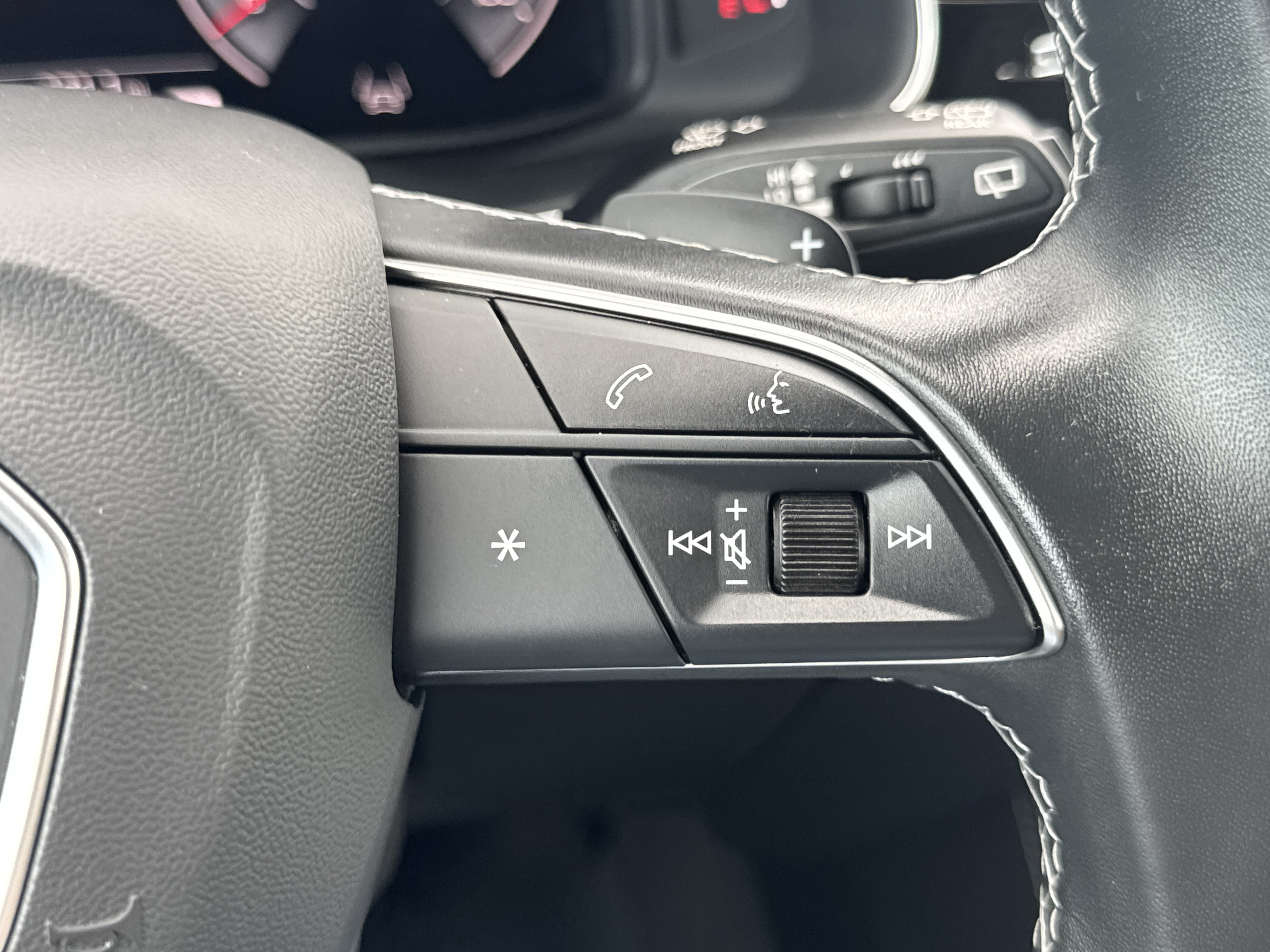 Certified 2025 Audi Q8 Premium Plus AWD/4WD image 33