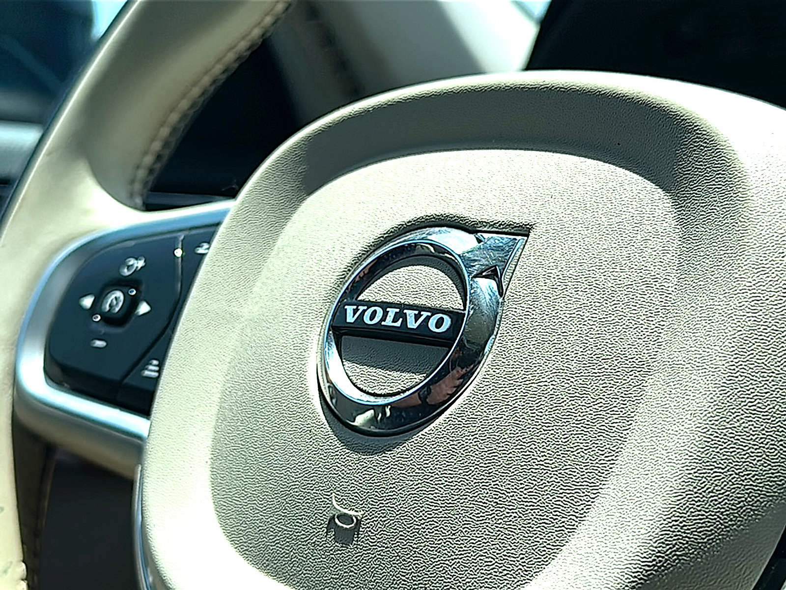 Used 2022 Volvo XC90 T6 Momentum w/ Advanced Package AWD/4WD image 32