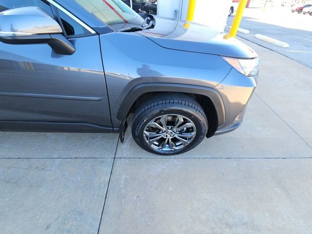 Used 2022 Toyota RAV4 XLE Premium image 9