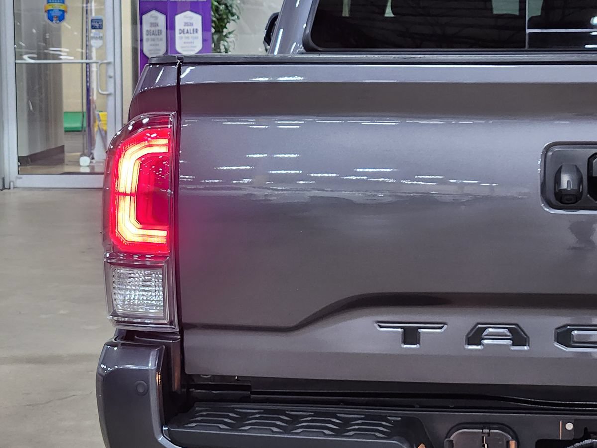 Used 2021 Toyota Tacoma TRD Off-Road w/ Technology Package AWD/4WD image 19
