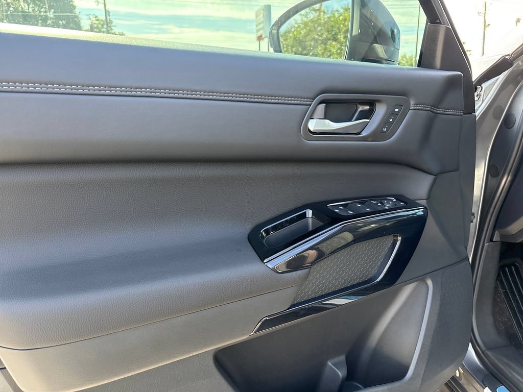New 2026 Nissan Pathfinder Platinum FWD image 3