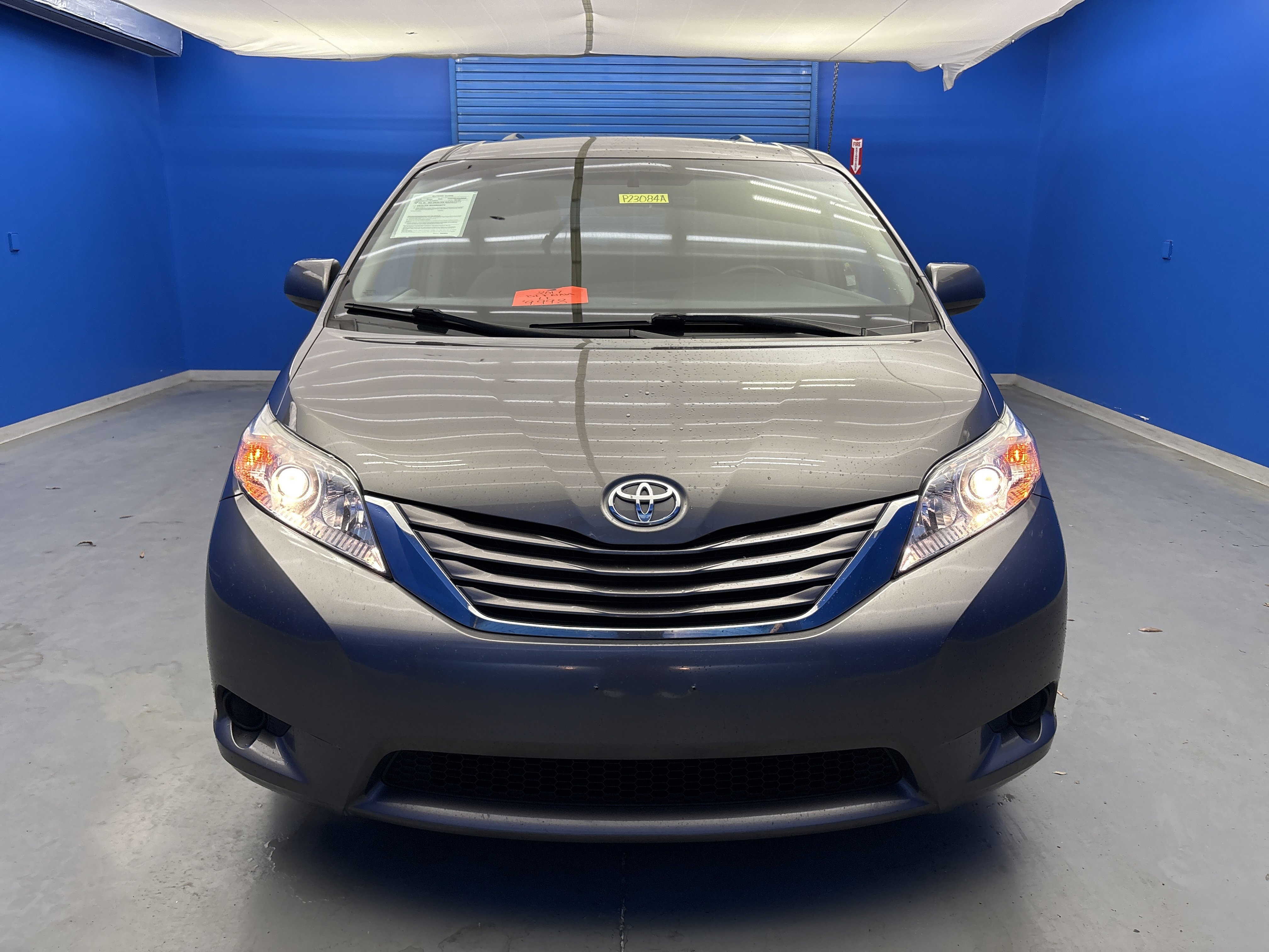 Used 2017 Toyota Sienna LE image 3