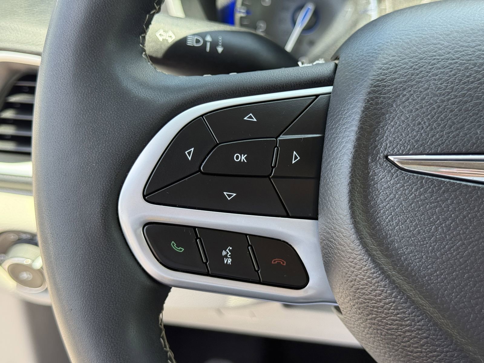 Used 2023 Chrysler Pacifica Touring-L FWD image 32