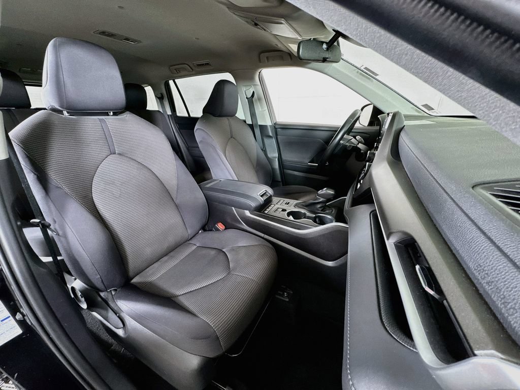 Used 2021 Toyota Highlander LE AWD/4WD image 27