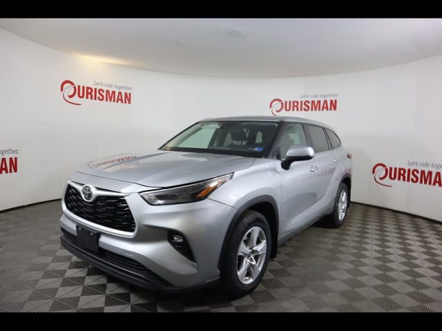 Used 2024 Toyota Highlander LE image 3