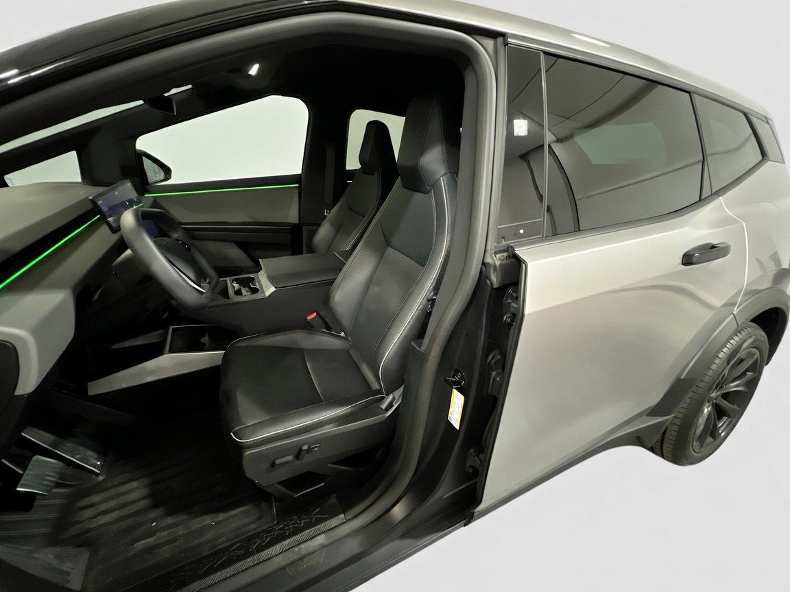 Used 2025 Tesla Cybertruck AWD Crew Cab image 14