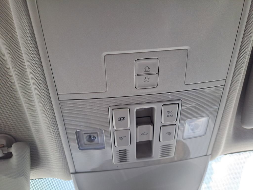 New 2025 Volkswagen Taos SE image 17