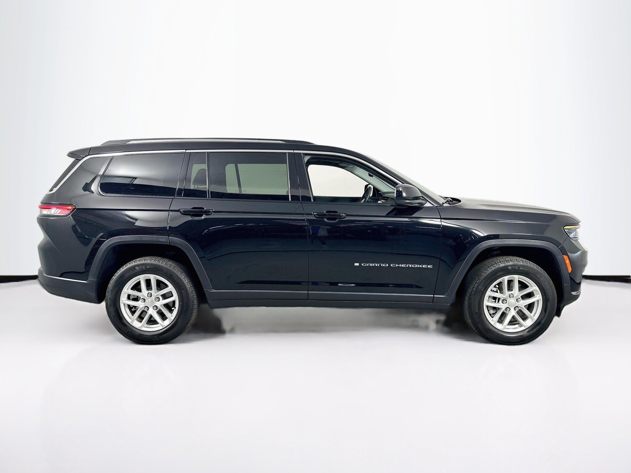 Used 2023 Jeep Grand Cherokee L Laredo w/ Luxury Tech Group I RWD image 4