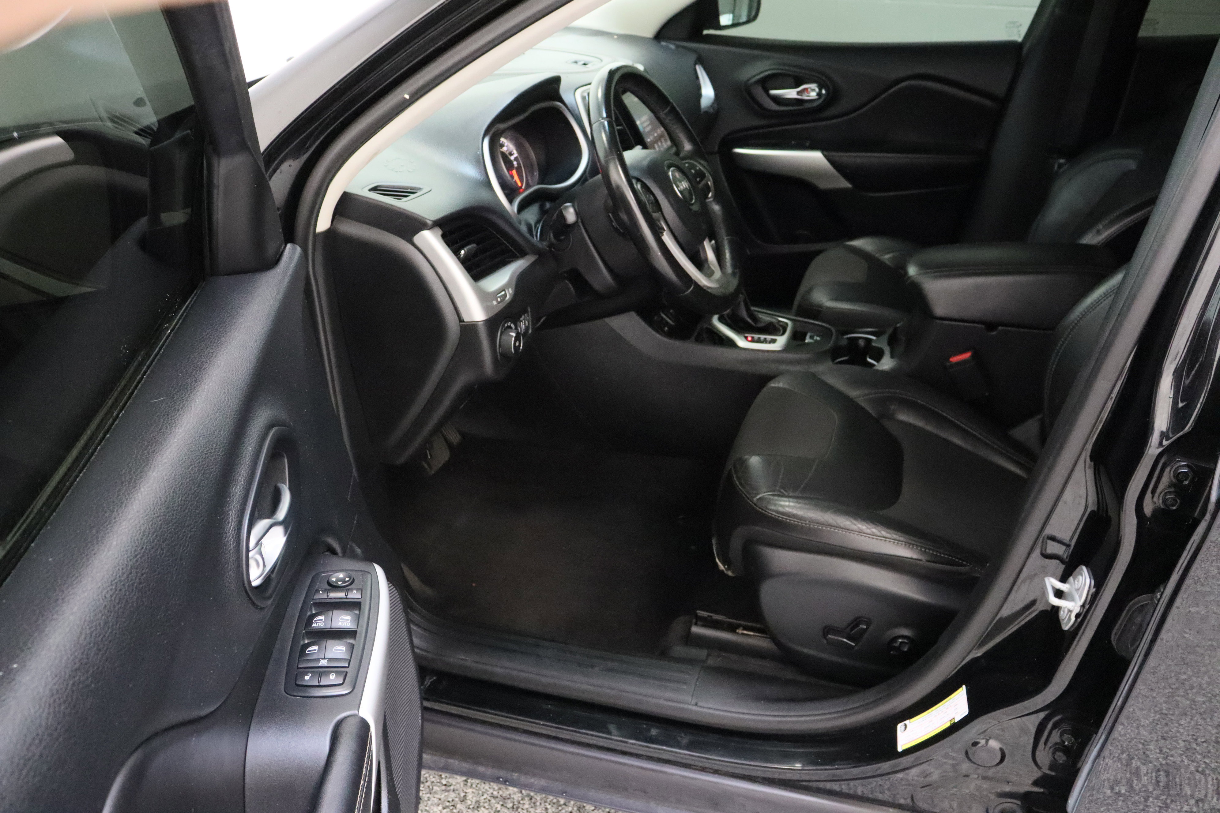 Used 2018 Jeep Cherokee Latitude Plus image 14