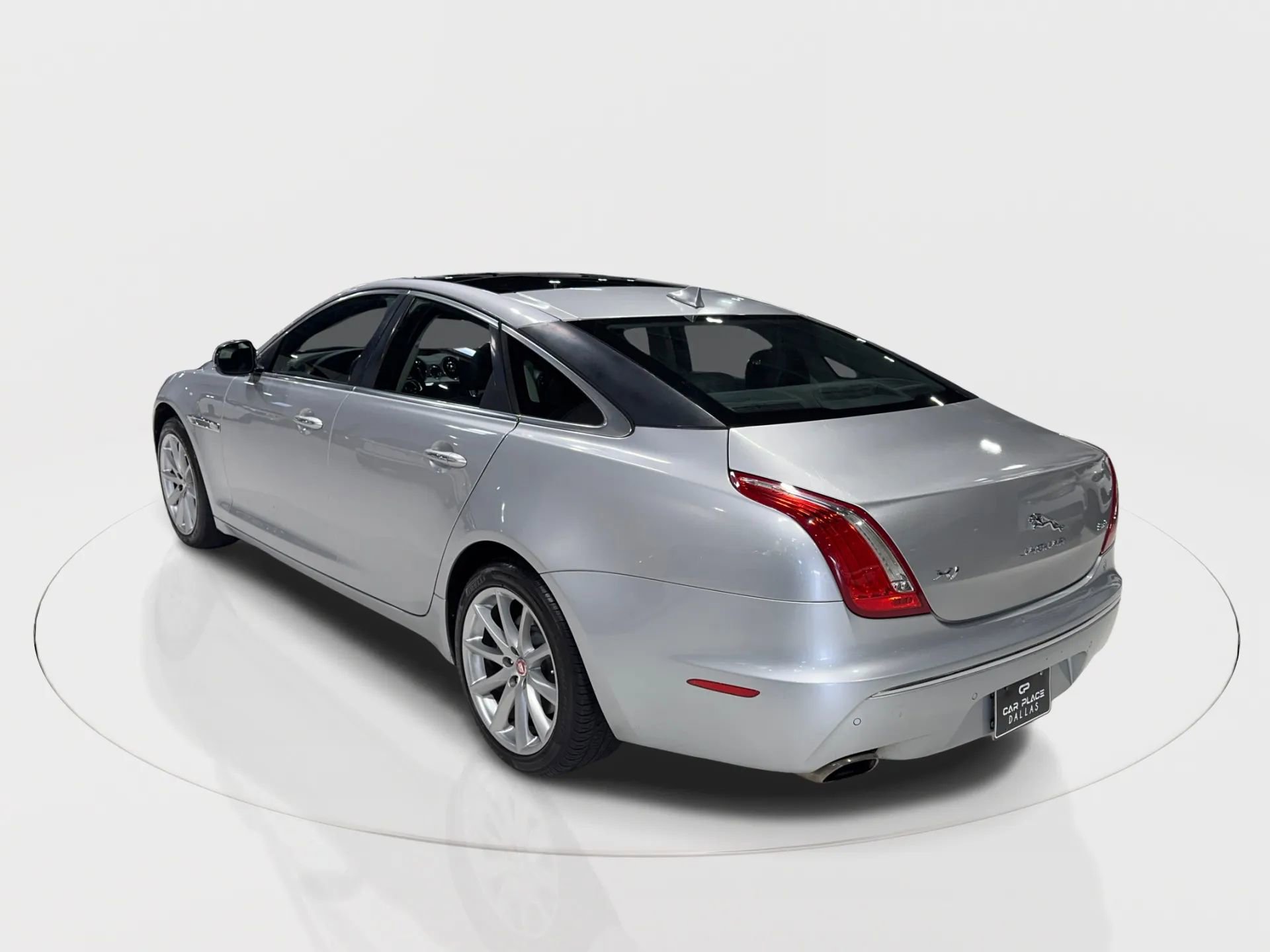 Used 2015 Jaguar XJ image 9