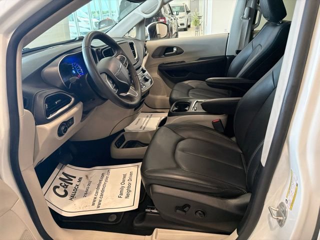 Used 2023 Chrysler Pacifica Touring-L FWD image 9