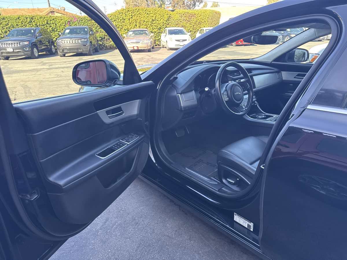 Used 2020 Jaguar XF Premium image 14