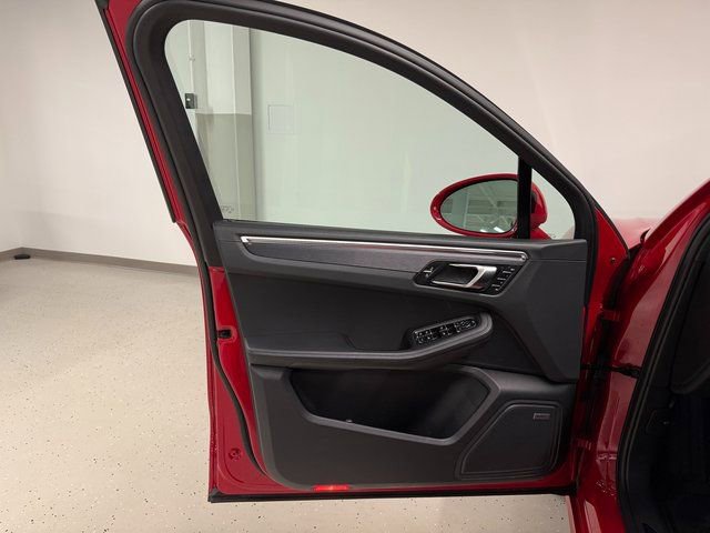 Certified 2022 Porsche Macan GTS image 33