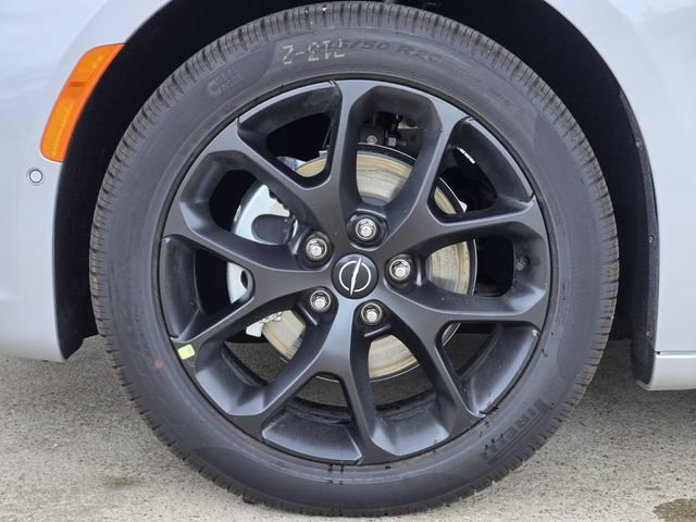 New 2026 Chrysler Pacifica Limited w/ Uconnect Theater Family Group FWD image 9