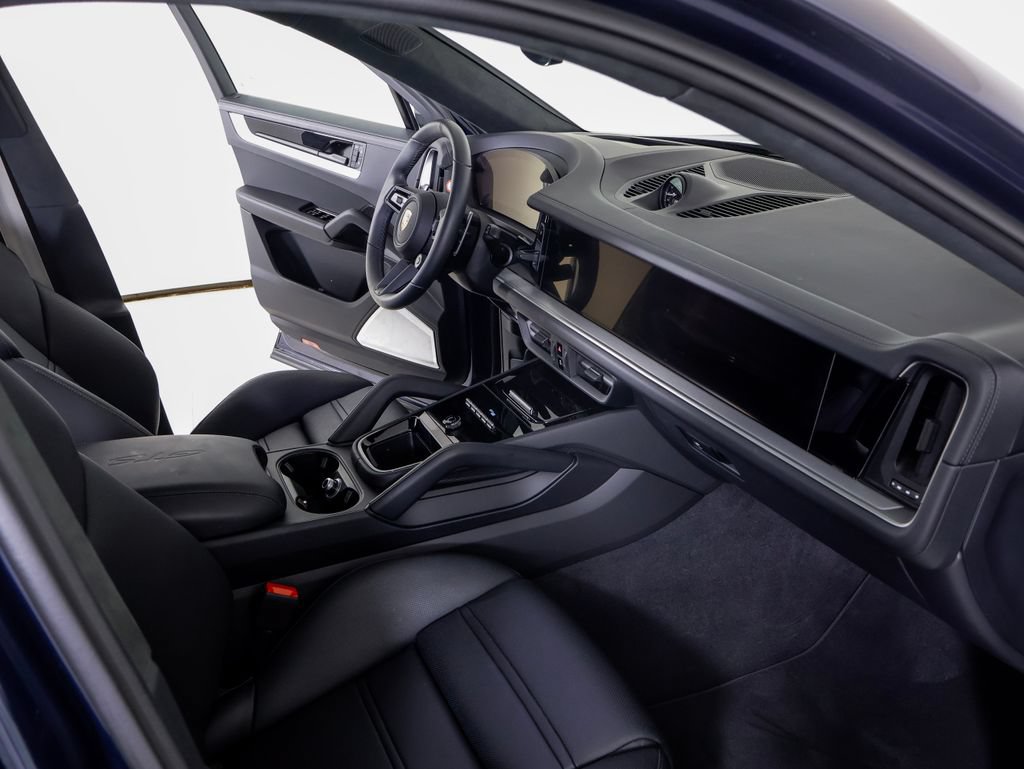 Certified 2026 Porsche Cayenne GTS w/ Technology Package AWD/4WD image 8