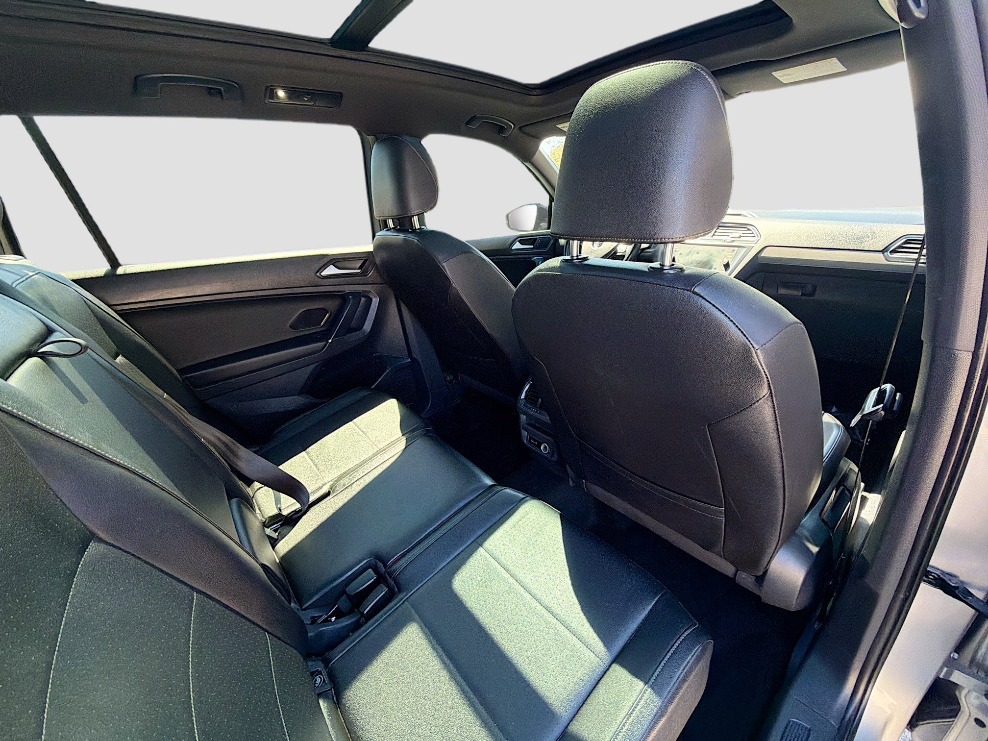 Used 2020 Volkswagen Tiguan SE R-Line image 27