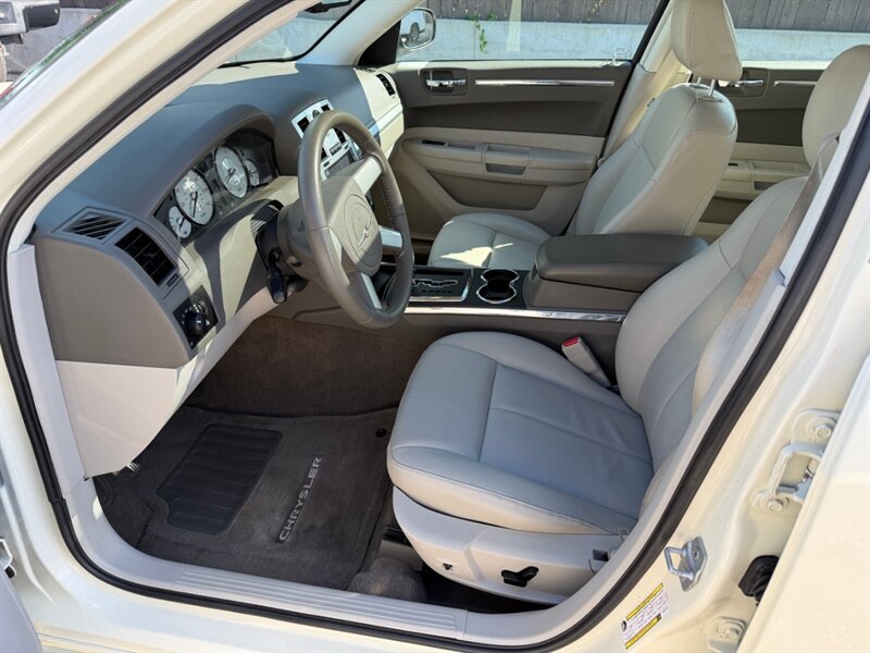 Used 2009 Chrysler 300 Touring RWD image 18