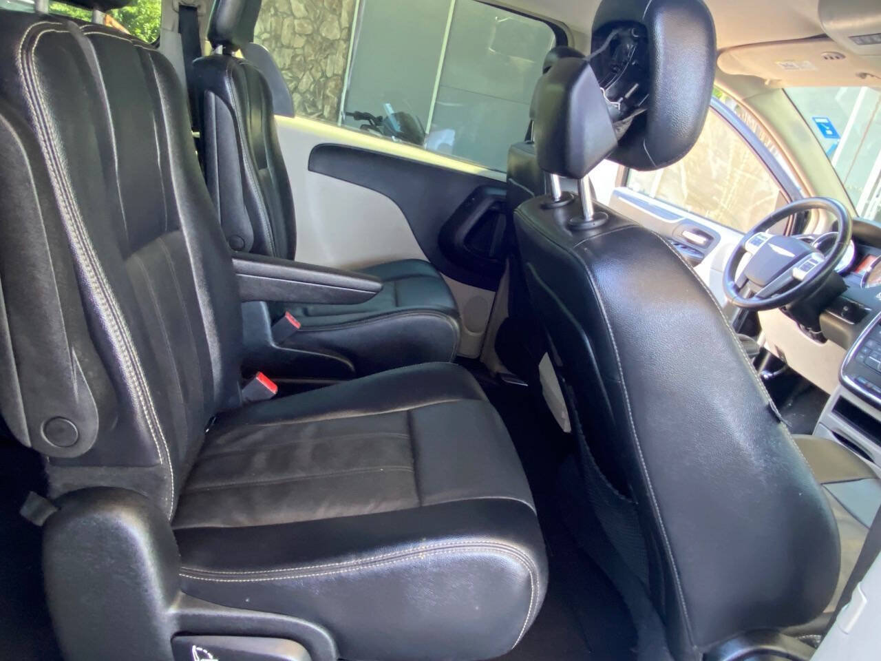 Used 2014 Chrysler Town & Country Touring FWD image 13