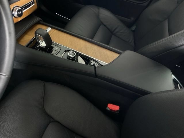 Certified 2025 Volvo XC90 B5 Plus w/ Protection Package AWD/4WD image 17