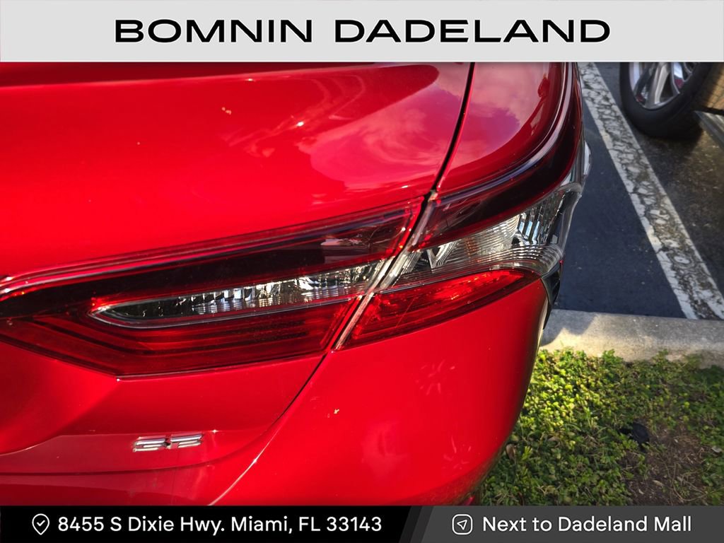 Used 2023 Toyota Camry SE image 5