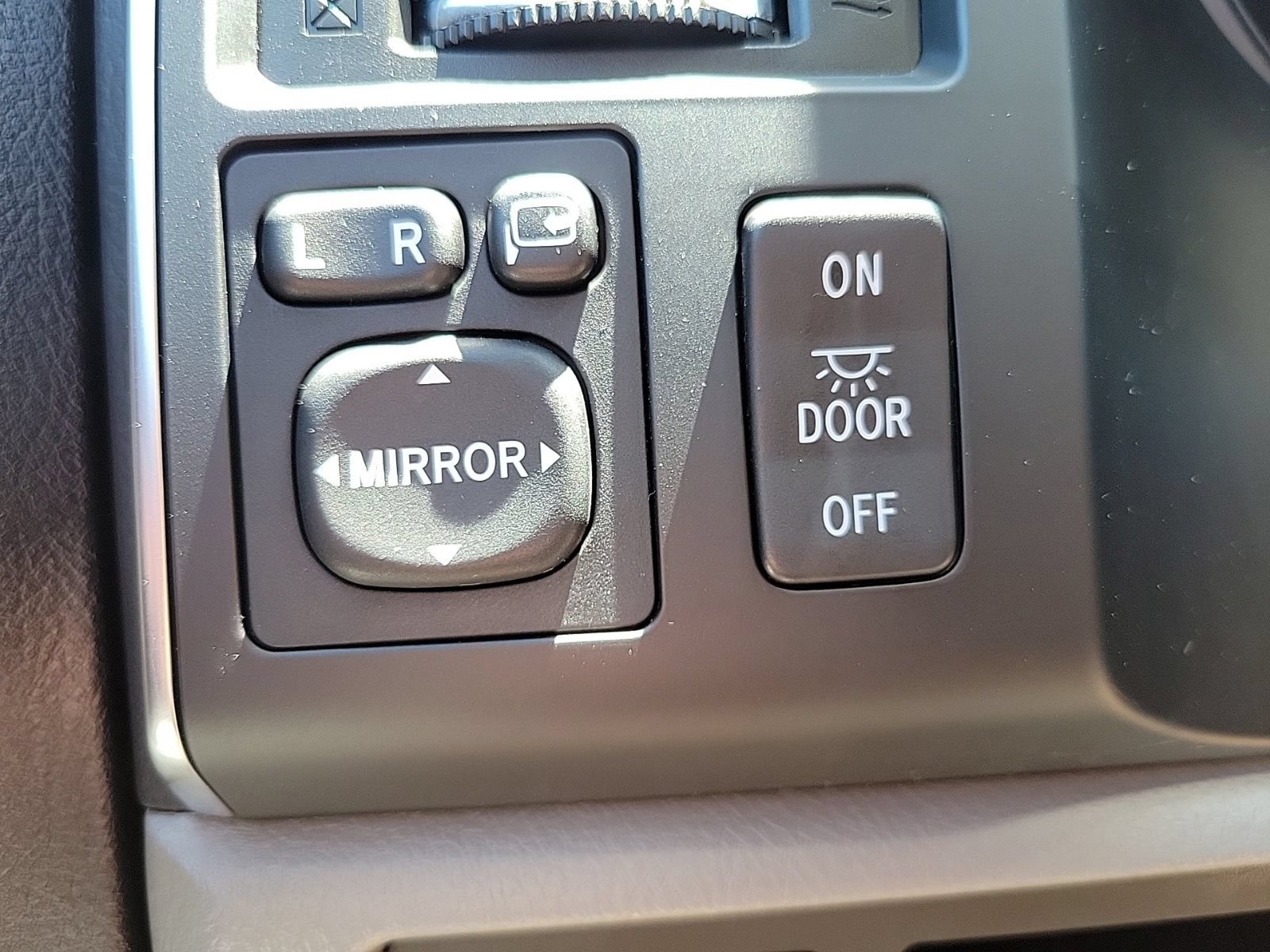 Used 2018 Toyota Sequoia Limited w/ Safety & Convenience Package AWD/4WD image 36