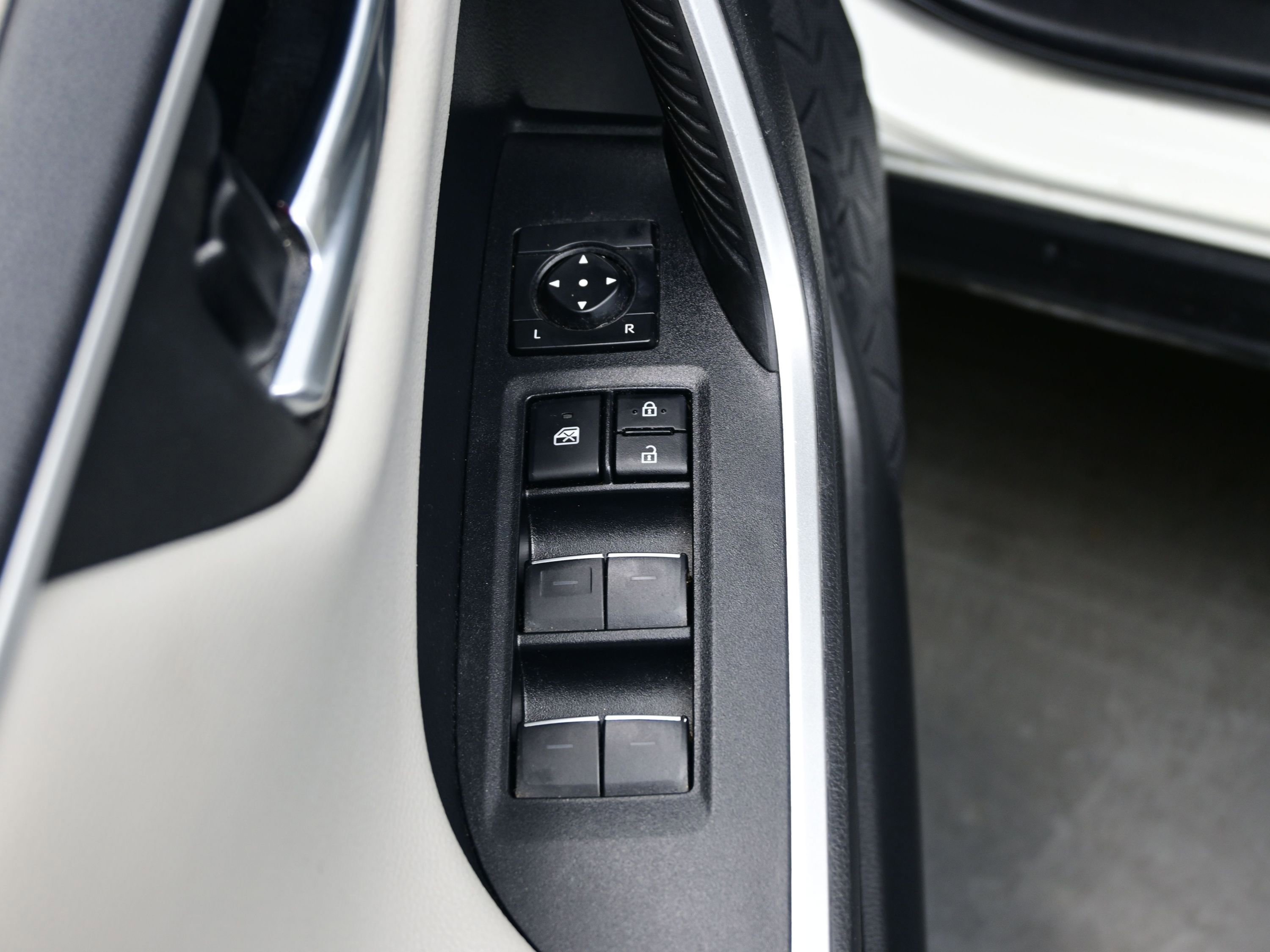 Used 2022 Toyota RAV4 Limited AWD/4WD image 10