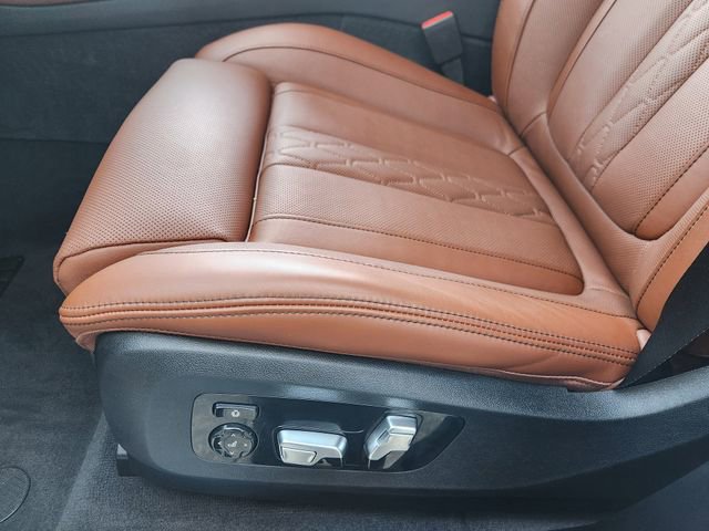 Used 2026 BMW X7 M60i w/ Executive Package image 24