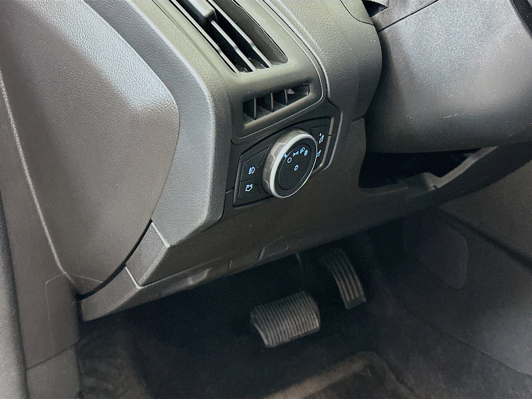 Used 2016 Ford Focus SE w/ Equipment Group 201A FWD image 15