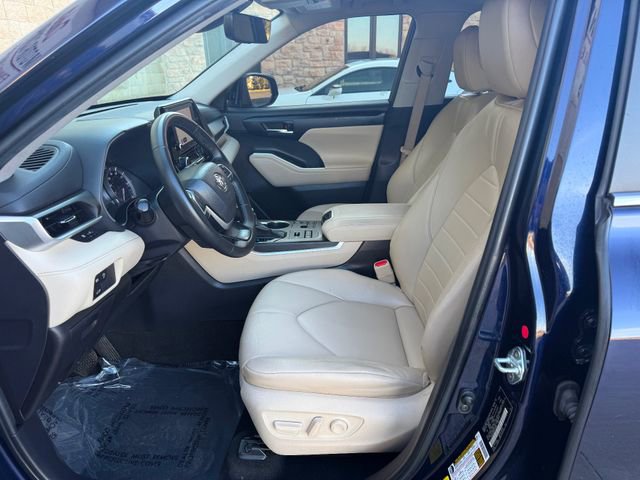 Used 2023 Toyota Highlander XLE image 6