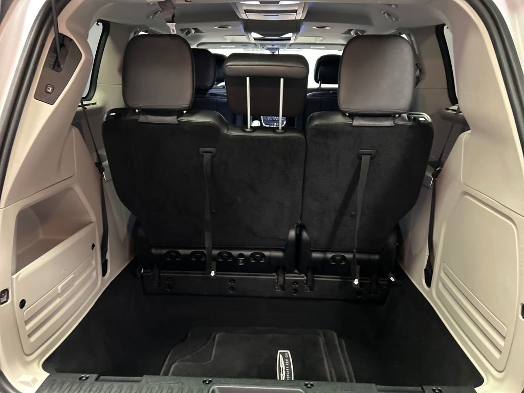Used 2016 Chrysler Town & Country Touring-L FWD image 26