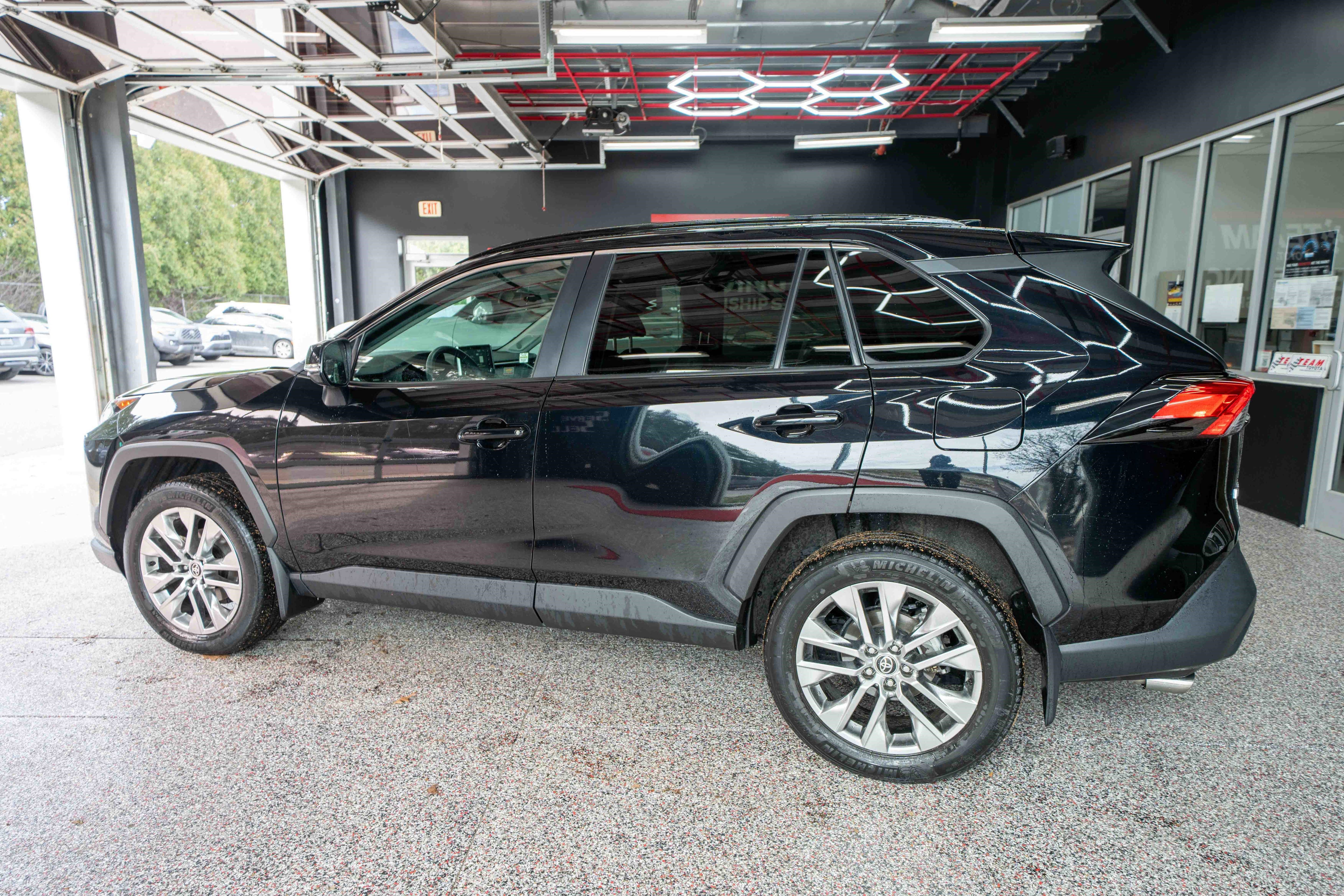 Used 2021 Toyota RAV4 XLE Premium image 2