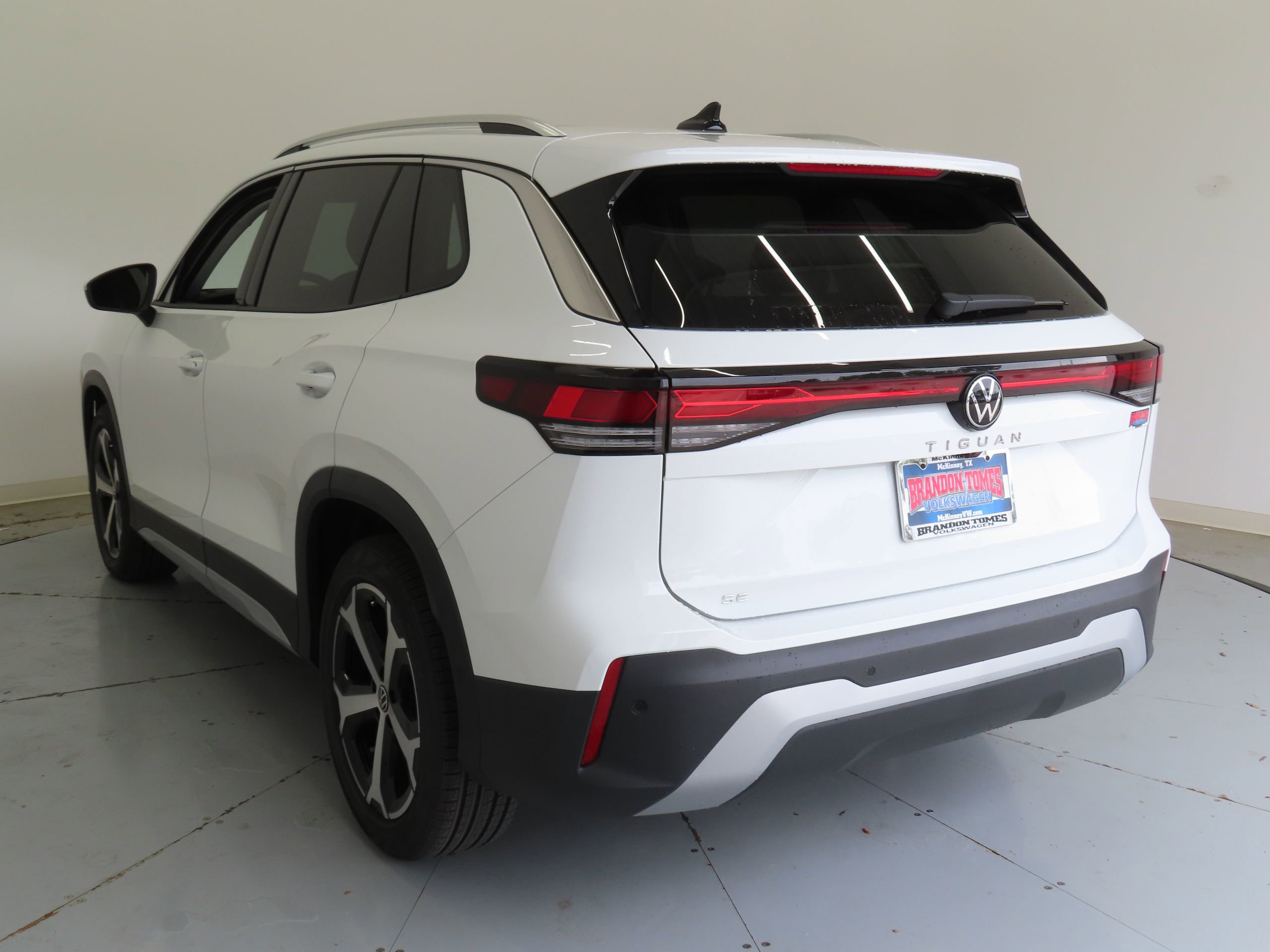 New 2026 Volkswagen Tiguan SE FWD image 6