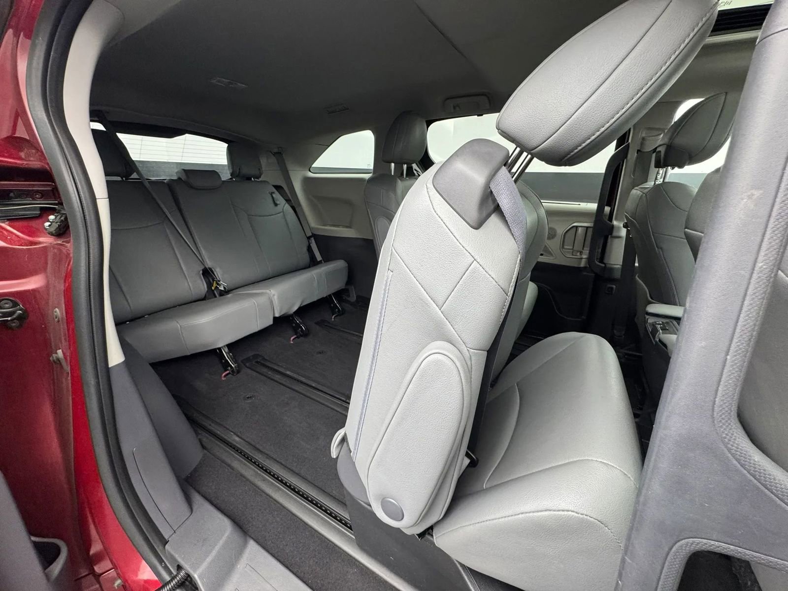 Used 2023 Toyota Sienna XLE AWD/4WD image 41