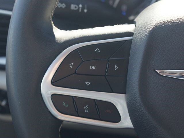 Used 2023 Chrysler Pacifica Touring-L image 9