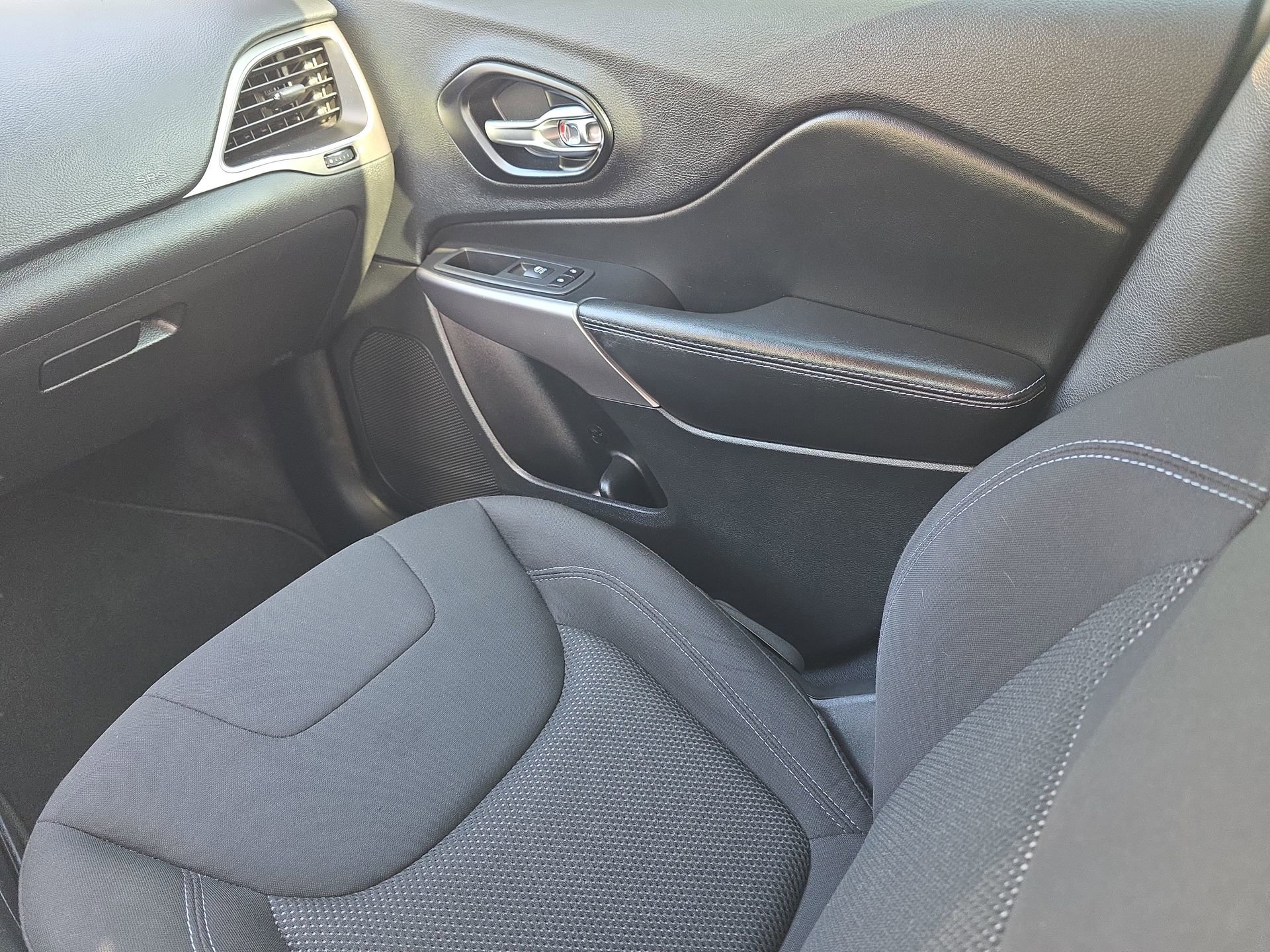 Used 2021 Jeep Cherokee Latitude image 44