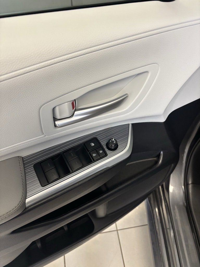 Used 2025 Toyota Sienna XLE image 10